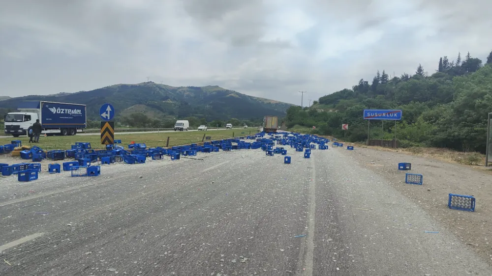 SUSURLUK’TA TRAFİK KAZASI: İÇECEK KASALARI YOLA SAVRULDU