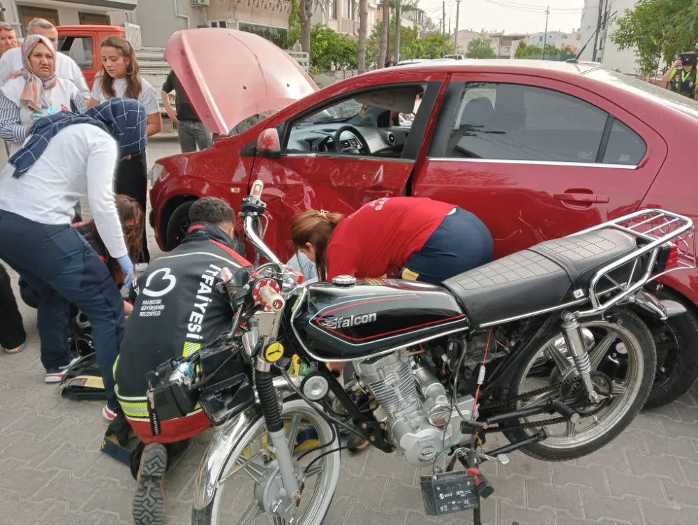 Burhaniye’de Otomobil ile Motosiklet Çarpıştı: 2 Yaralı