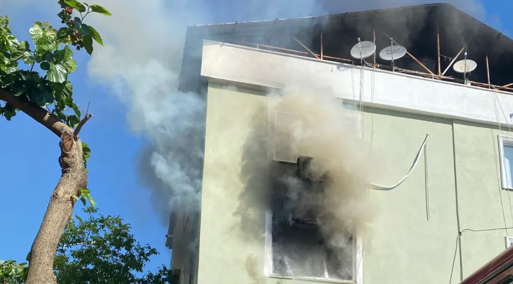 Altıeylül’de Ev Yangını Paniğe Neden Oldu: Üst Kat Boşaltıldı