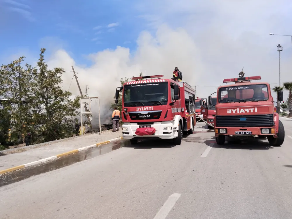 AYVALIK’TA KERESTE DEPOSU ÇIKAN YANGIN GÜÇLÜKLE SÖNDÜRÜLDÜ