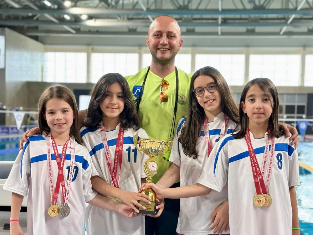  Büyükşehir’in minik kulaçları madalyaları topladı