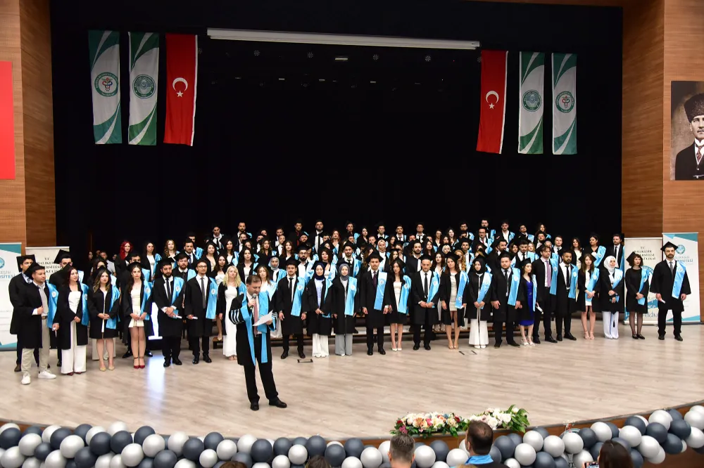 GENÇ HEKİMLERİN MEZUNİYET SEVİNCİ