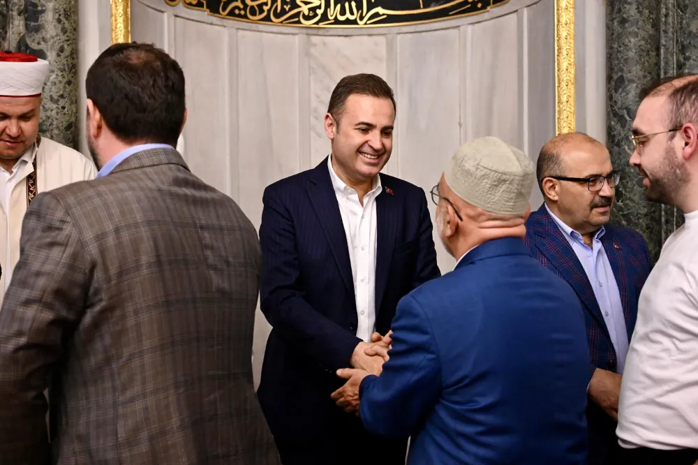 Ahmet Akın, bayram namazını Zağnos Paşa Cami’nde kıldı 