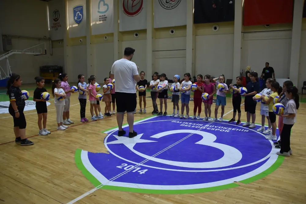 Çocuklar hem eğleniyor hem spor yapıyor
